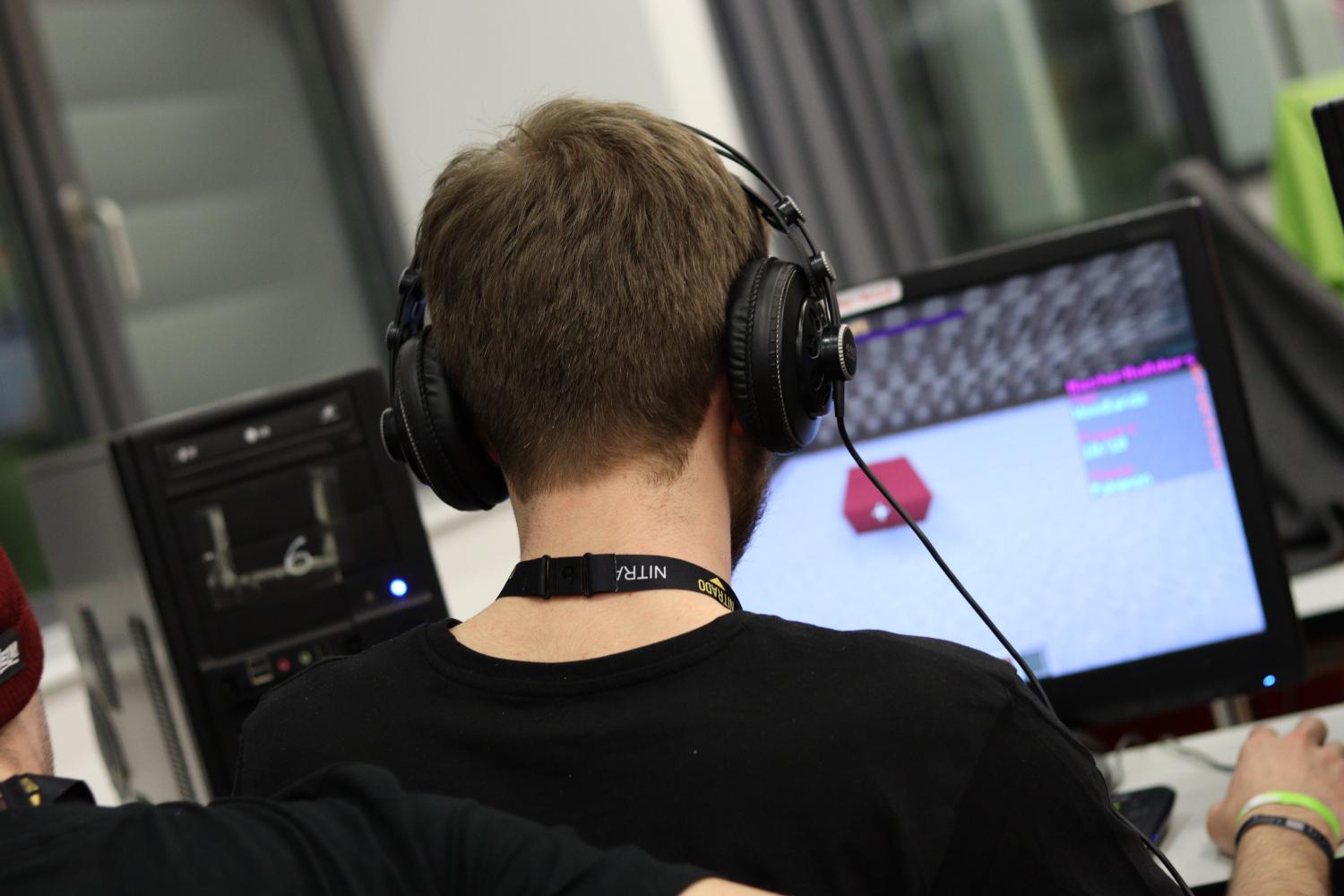 Ein Kaindorf Games Teilnehmer spielt Minecraft: Master Builders 